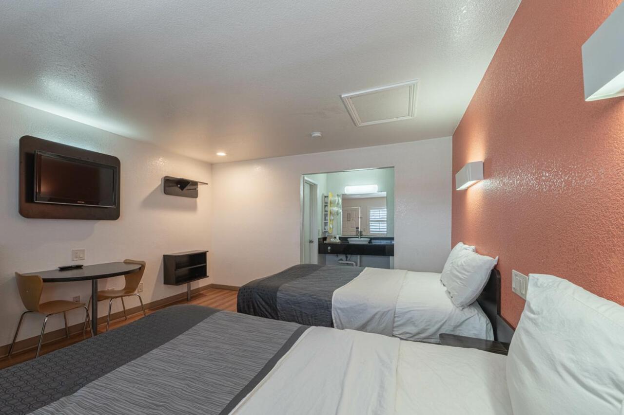 Coastal Valley Inn คาสโตรวิลล์ ภายนอก รูปภาพ