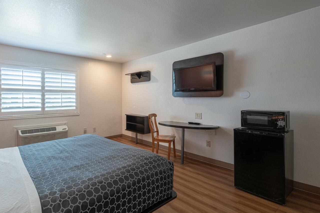 Coastal Valley Inn คาสโตรวิลล์ ภายนอก รูปภาพ
