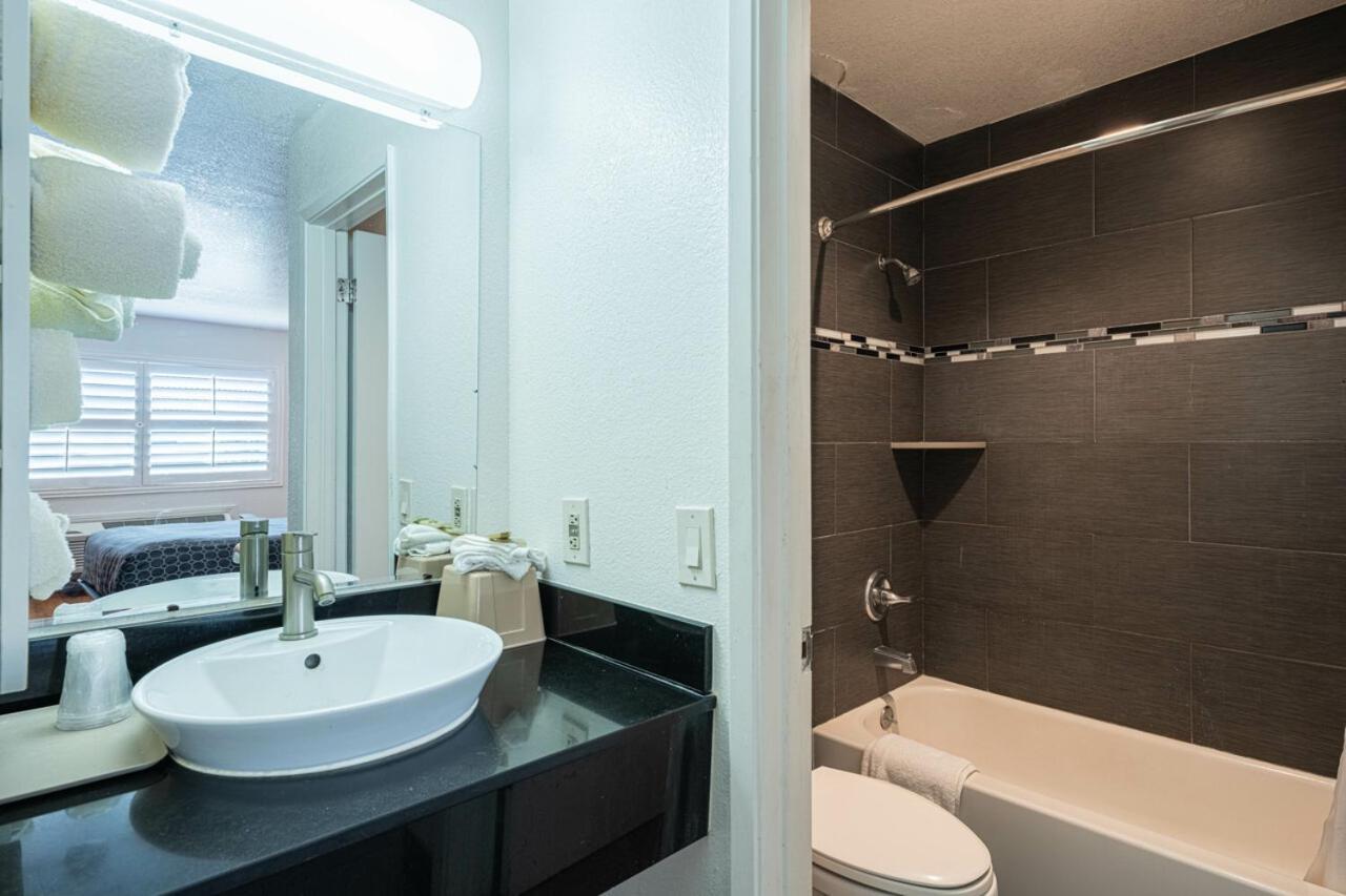 Coastal Valley Inn คาสโตรวิลล์ ภายนอก รูปภาพ