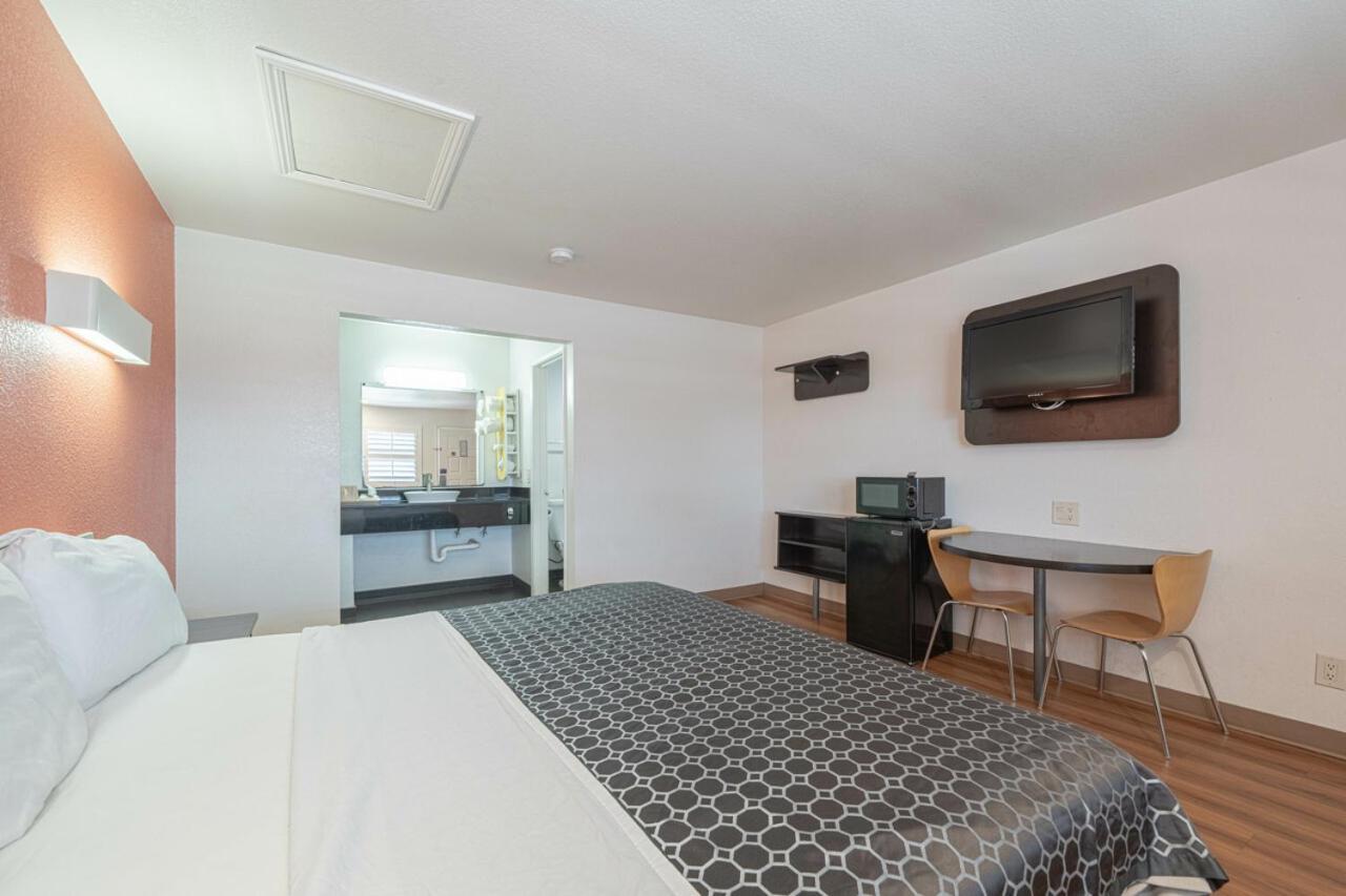 Coastal Valley Inn คาสโตรวิลล์ ภายนอก รูปภาพ