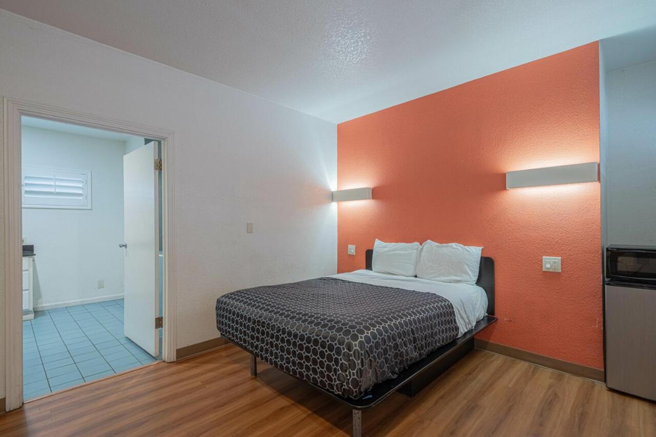 Coastal Valley Inn คาสโตรวิลล์ ภายนอก รูปภาพ